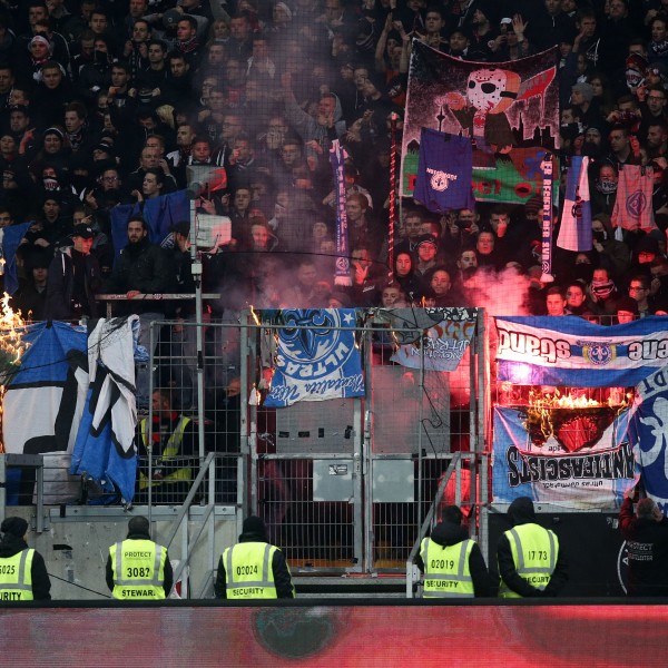 Das Abbrennen von Pyrotechnik und Zünden von Knallkörpern kann empfindlich teuer werden