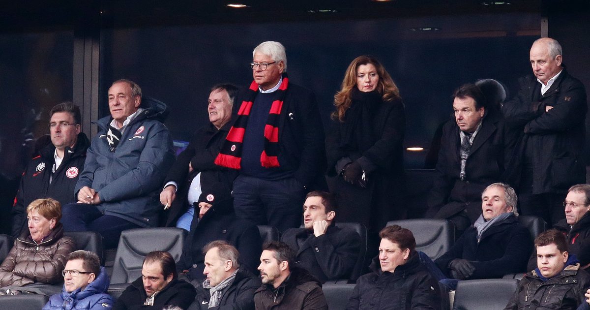 Die Vorstands-Etage der Eintracht blickt mit sorgenvoller Miene auf das Geschehen auf dem Rasen.