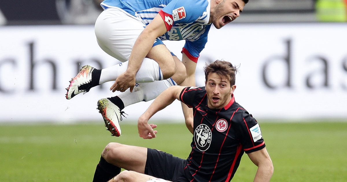 David Abraham im Duell mit Kevin Volland.