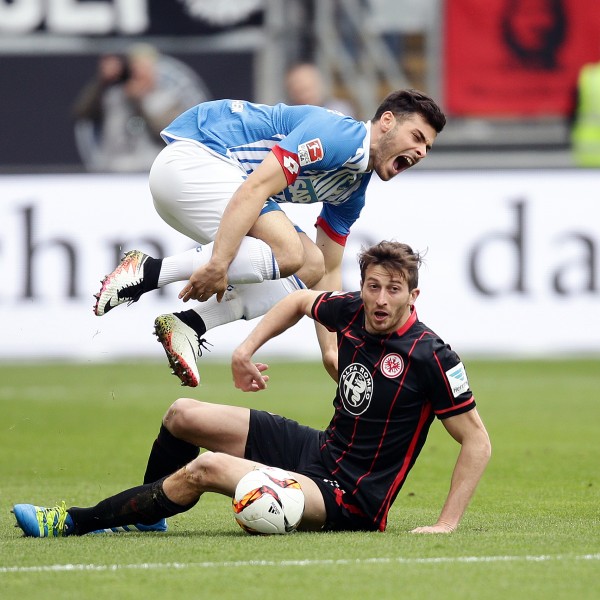 David Abraham im Duell mit Kevin Volland.