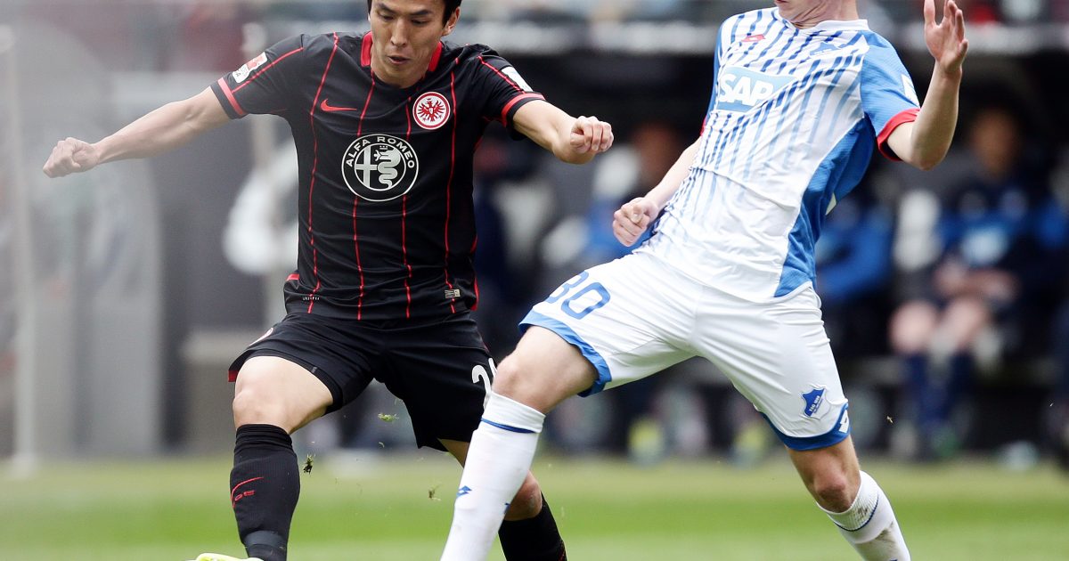 Makoto Hasebe im Zweikampf mit Philipp Ochs