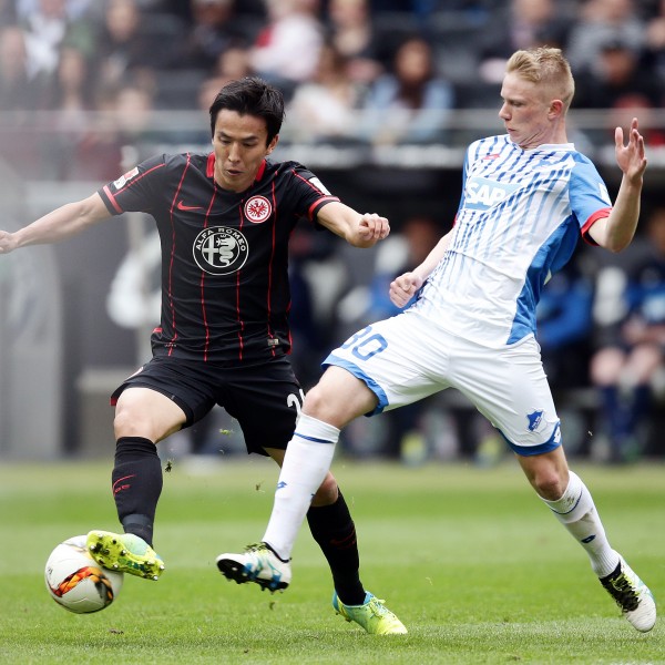 Makoto Hasebe im Zweikampf mit Philipp Ochs