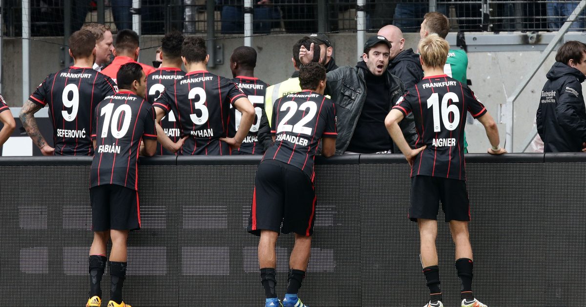 Eintrachtspieler diskutieren nach dem Spiel mit den Fans.