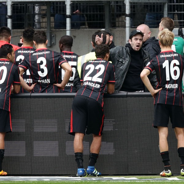 Eintrachtspieler diskutieren nach dem Spiel mit den Fans.