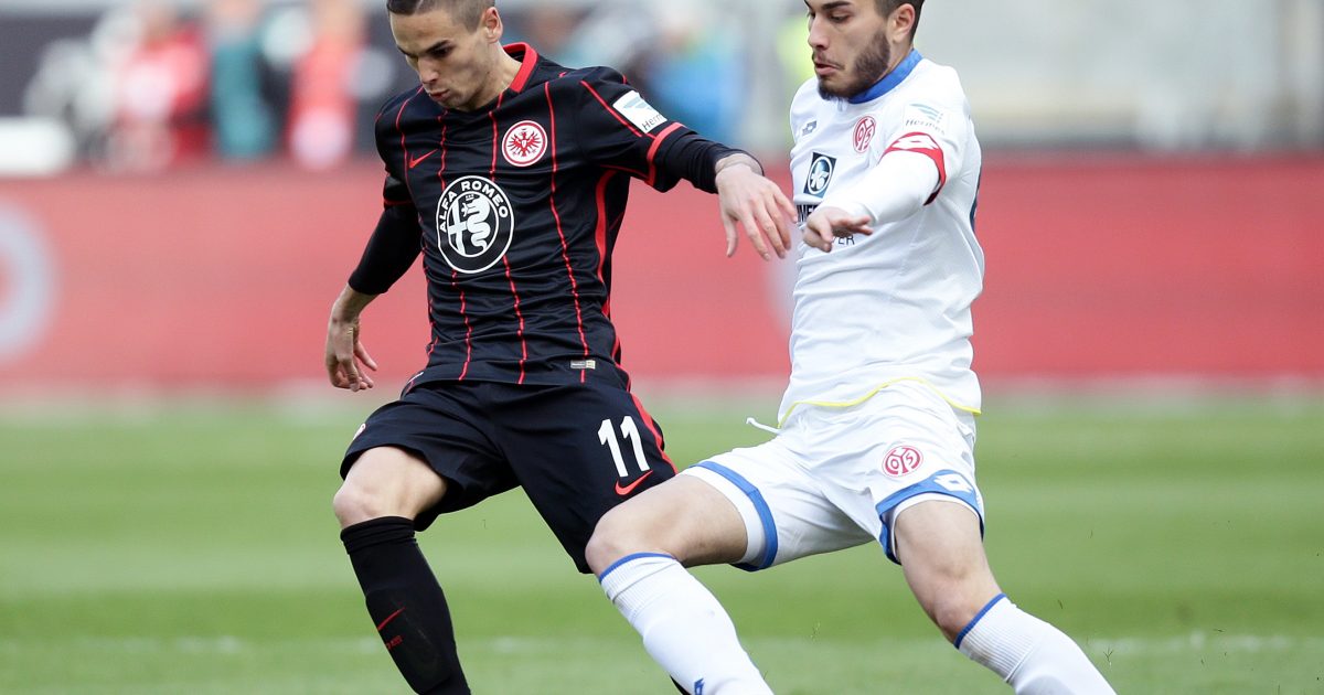 Mijat Gacinovic im Zweikampf mit Suat Serdar