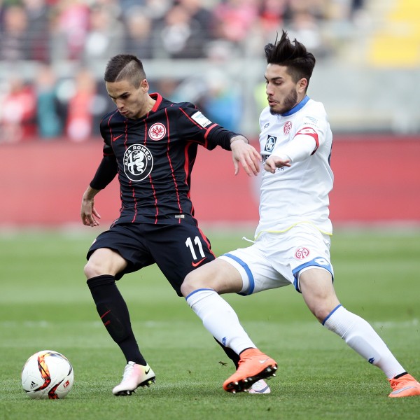 Mijat Gacinovic im Zweikampf mit Suat Serdar 