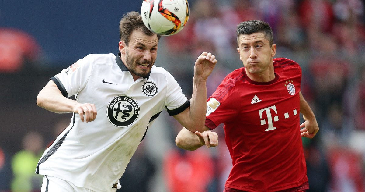 Huszti im Zweikampf mit Bayern-Stürmer Lewandowski.