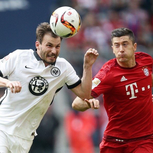 Huszti im Zweikampf mit Bayern-Stürmer Lewandowski.