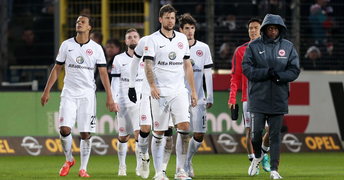 Die Spieler von Eintracht Frankfurt blicken in eine ungewisse Zukunft.