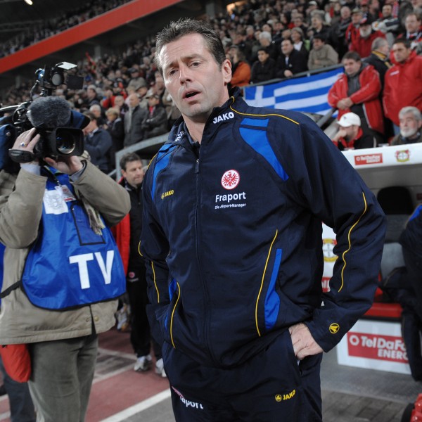 Michael Skibbe sprach nach einem 0:4 in Leverkusen Missstände bei der Eintracht an.