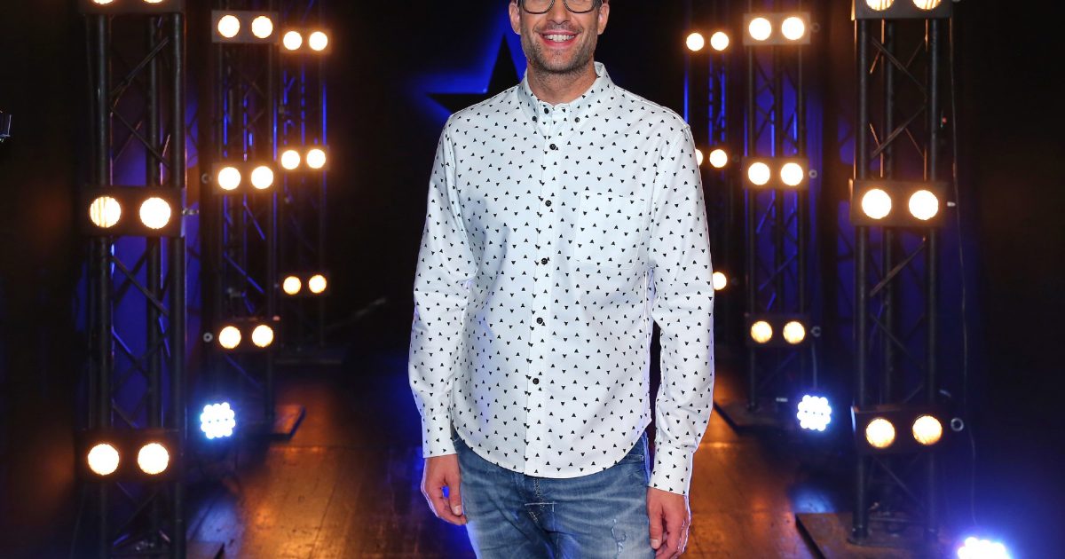 Moderator Daniel Hartwich begleitet die Kandidaten backstage, fiebert mit ihnen mit und ist hautnah dabei, wenn Träume wahr werden und Hoffnungen zerplatzen.