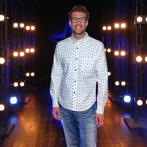 Moderator Daniel Hartwich begleitet die Kandidaten backstage, fiebert mit ihnen mit und ist hautnah dabei, wenn Träume wahr werden und Hoffnungen zerplatzen.