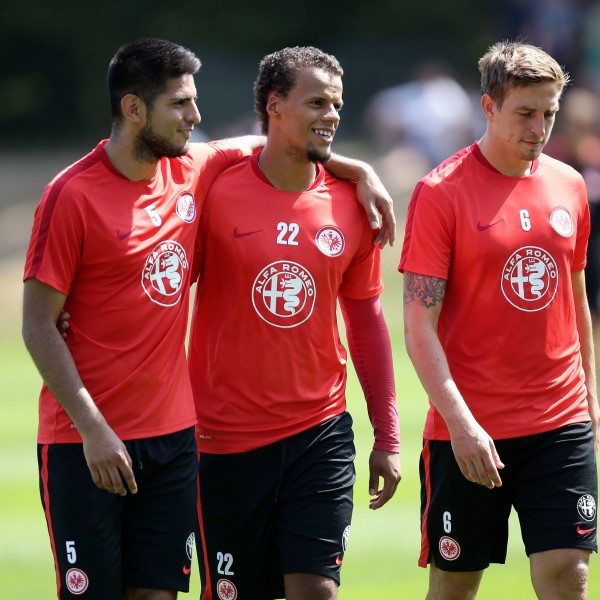 Carlos Zambrano (rechts) und Timothy Chandler (Mitte) kehrten heute vor vielen Zuschauern wieder auf den Trainingsplatz zurück. 