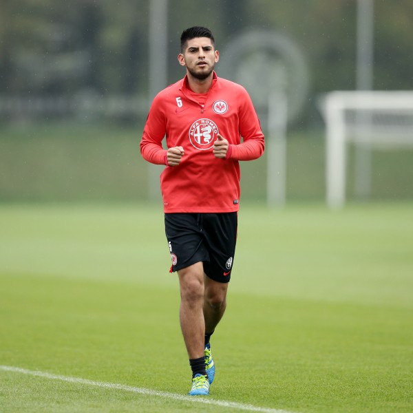 Steht er vielleicht doch nicht zur Verfügung? die Eintracht zittert um den Einsatz von Carlos Zambrano.