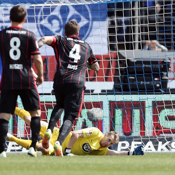 Lukas Hradecky hielt seinen ersten Elfmeter in der Bundesliga.
