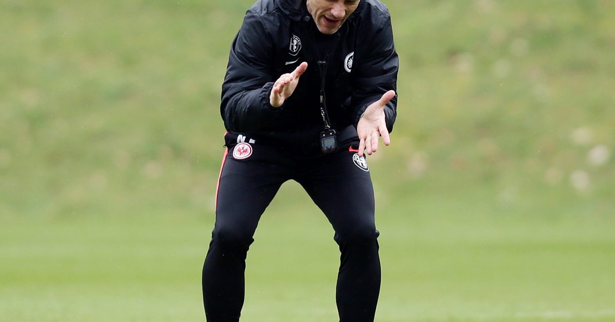 Niko Kovac feuert die Mannschaft unentwegt an und probiert alles, um den Klassenerhalt zu schaffen!