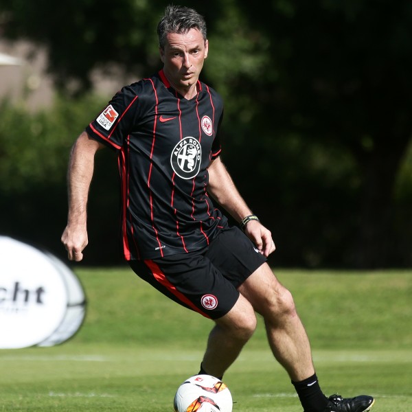  Alexander Schur bei einem Spaßkick 2016 mit Medienvertretern im Eintracht-Trainingslager in Abu Dhabi. (Bild: Heiko Rhode)