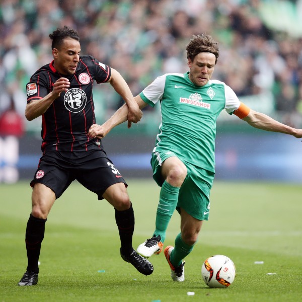 Änis Ben-Hatira im Zweikampf mit Clemens Fritz