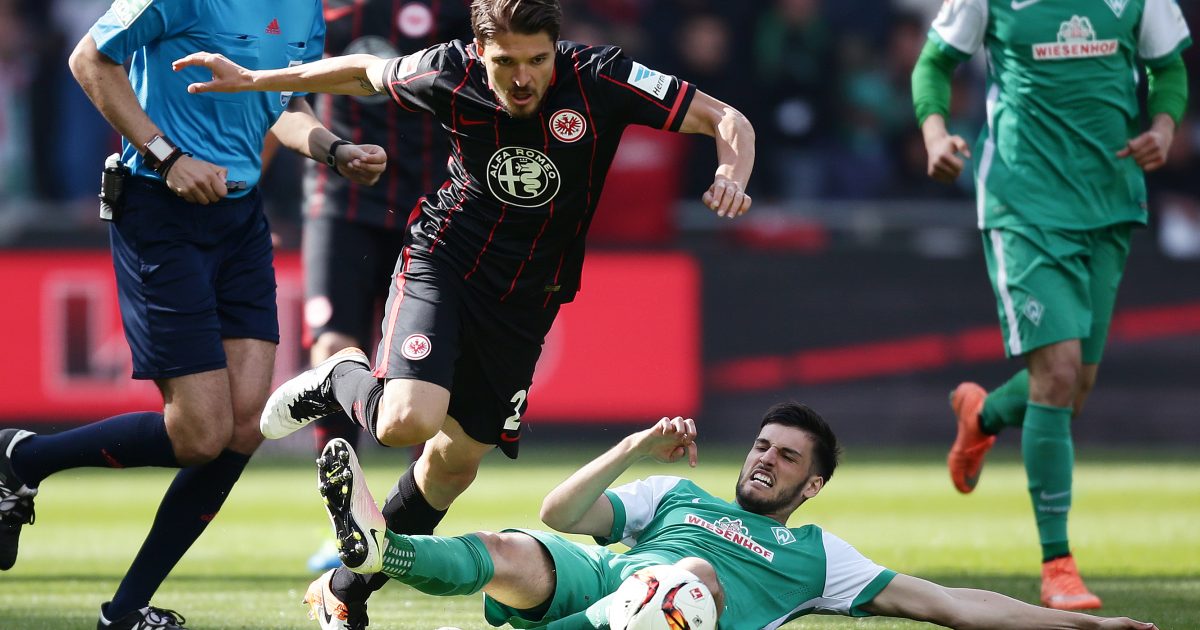 Aleksandar Ignjovski setzt sich gegen den Bremer Florian Grillitsch durch.