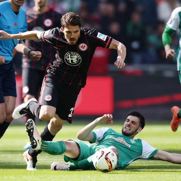 Aleksandar Ignjovski setzt sich gegen den Bremer Florian Grillitsch durch. 