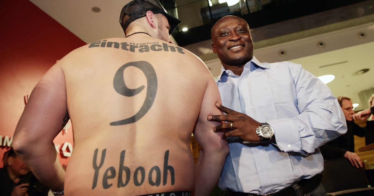 Tony Yeboah (rechts) traf einst in der Relegation gegen Eintracht Frankfurt.