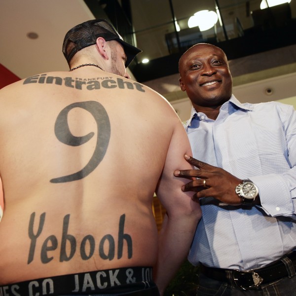 Tony Yeboah (rechts) traf einst in der Relegation gegen Eintracht Frankfurt.