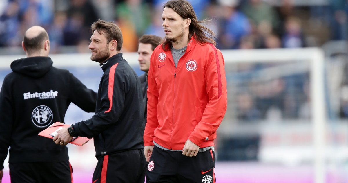 Saß am Samstag als Glücksbringer auf der Ersatzbank und gibt sich bezüglich des Klassenerhalts optimistisch: Eintracht-Kapitän Alex Meier.