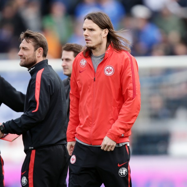Saß am Samstag als Glücksbringer auf der Ersatzbank und gibt sich bezüglich des Klassenerhalts optimistisch: Eintracht-Kapitän Alex Meier.