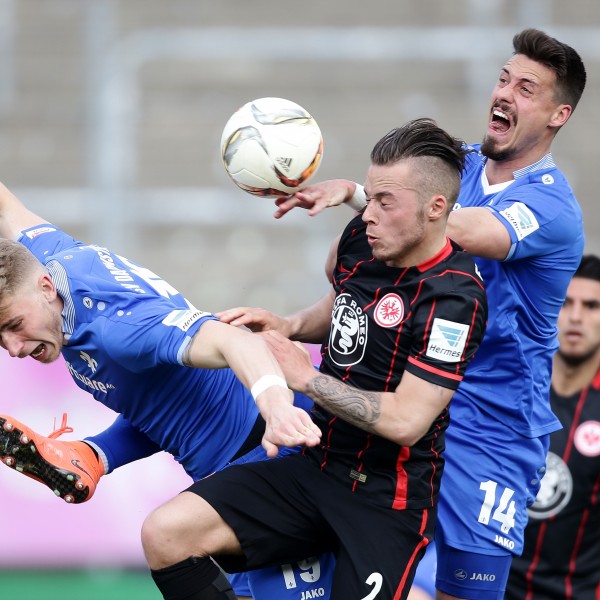 Viele Zweikämpfe und Nicklichkeiten beherrschten die Partie. Am Ende setzte sich die Eintracht jedoch verdient durch.