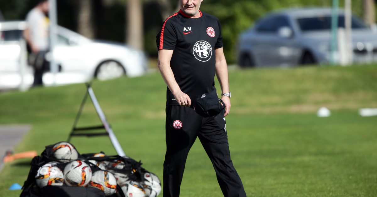 Ex-Eintracht-Coach Armin Veh freut sich mit seinem Ex-Club über den erfolgreichen Klassenerhalt.