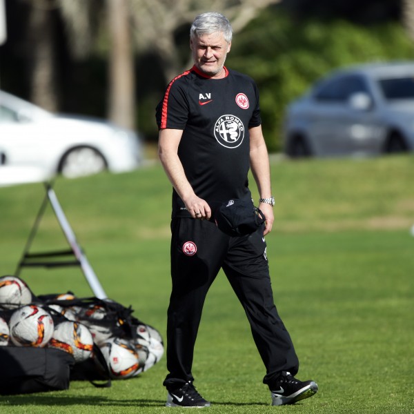 Ex-Eintracht-Coach Armin Veh freut sich mit seinem Ex-Club über den erfolgreichen Klassenerhalt.