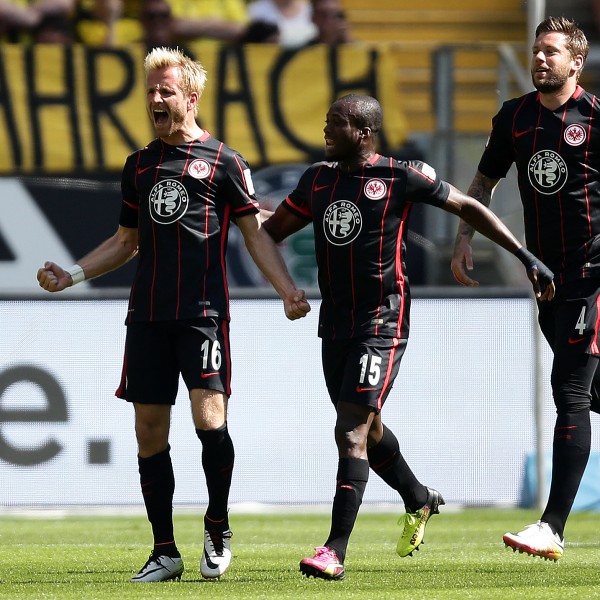 07.05.2016, Fussball, 1. BL, Eintracht Frankfurt - Borussia Dortmund. Stefan Aigner (Frankfurt li.) bejubelt sein Tor zum 1:0. mi.: Constant Djaka, re.: Marco Russ. Foto: Heiko Rhode, Bad Homburg ***WWW.FOTO-RHODE.DE*** FON 0172-6703266