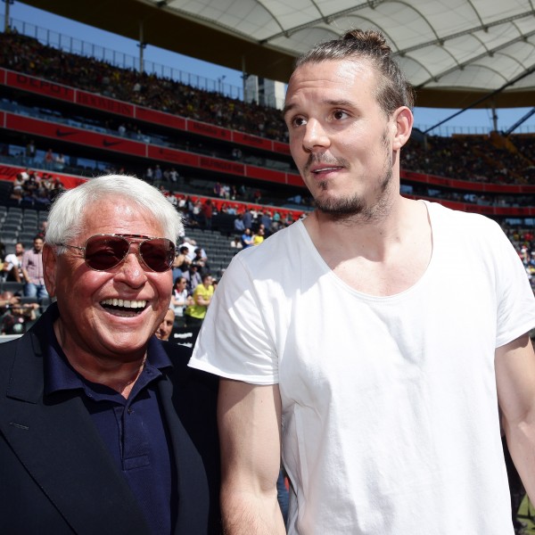 Alex Meier (recht, hier mit Aufsichtsratschef Wolfgang Steubing) kehrte heute wieder ins Mannschaftstraining zurück. 