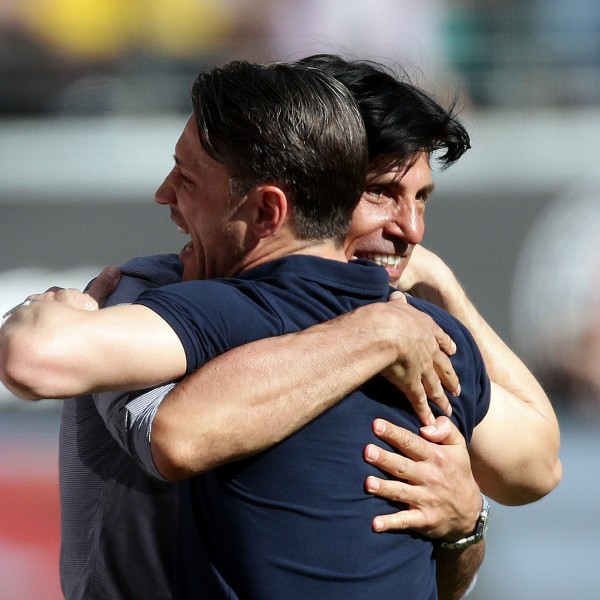 Pure Erleichterung nach dem Schlusspfiff bei Niko Kovac und Bruno Hübner