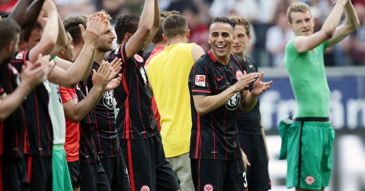 Die Spieler lassen sich nach der Partie gegen Dortmund feiern.