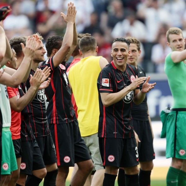 Die Spieler lassen sich nach der Partie gegen Dortmund feiern.