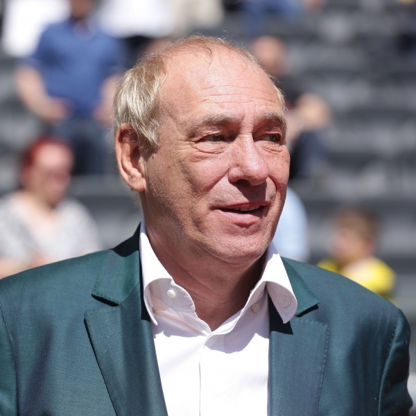 Verabschiedete Heribert Bruchhagen am Samstag mit einer Rede und zeigt sich begeistert und überrascht von der aktuellen Form der SGE: Präsident Peter Fischer. 