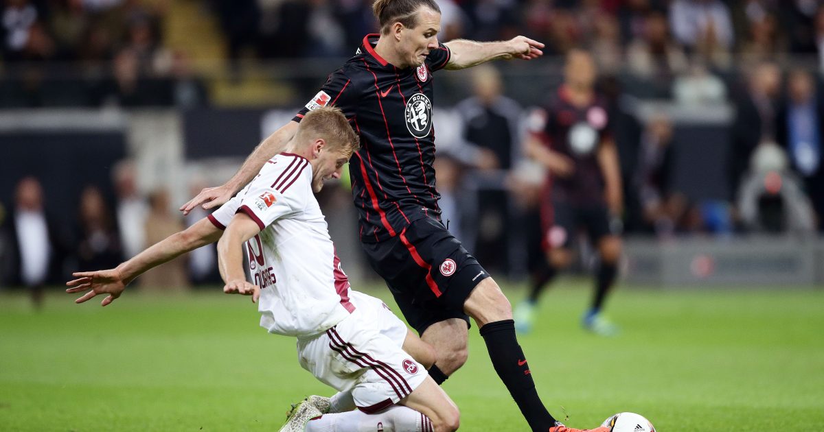 Alexander Meier im Zweikampf mit Hanno Behrens