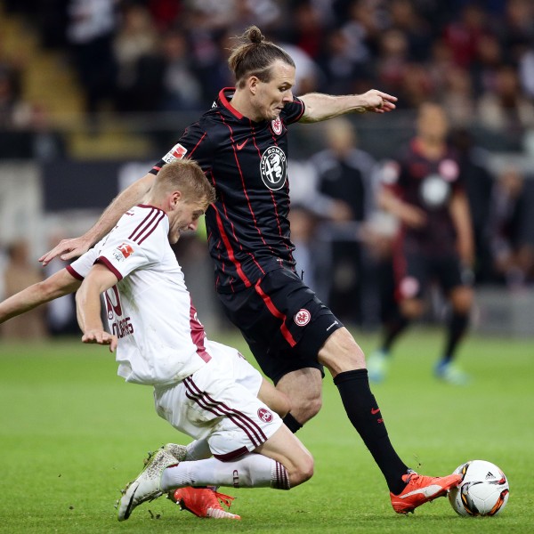 Alexander Meier im Zweikampf mit Hanno Behrens