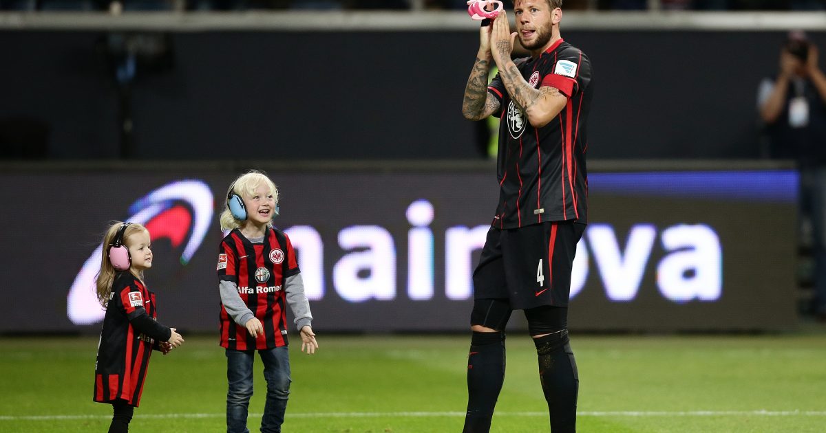Marco Russ nach dem Spiel mit seinen Kindern Moses und Vida auf dem Platz.