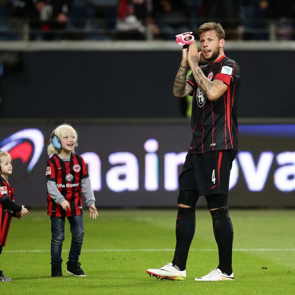 Marco Russ nach dem Spiel mit seinen Kindern Moses und Vida auf dem Platz.