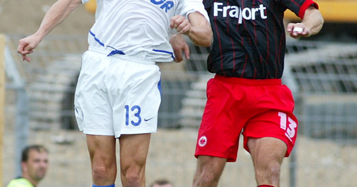 Fredi Bobic (links, hier noch im Trikot von Hertha BSC im Zweikampf mit Uwe Bindewald) hat Gespräche mit der SGE bestätigt.