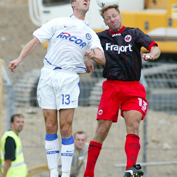 Fredi Bobic (links, hier noch im Trikot von Hertha BSC im Zweikampf mit Uwe Bindewald) hat Gespräche mit der SGE bestätigt.