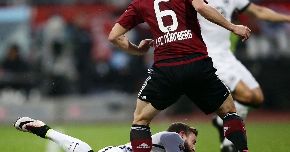 Marc Stendera verletzt sich im Zweikampf mit Laszlo Sepsi, muss verletzt ausgewechselt werden.