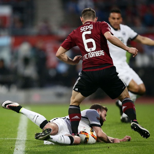 Marc Stendera verletzt sich im Zweikampf mit Laszlo Sepsi, muss verletzt ausgewechselt werden. 