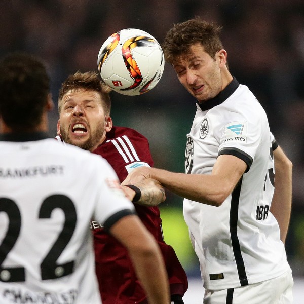 David Abraham im Zweikampf mit Guido Burgstaller. 