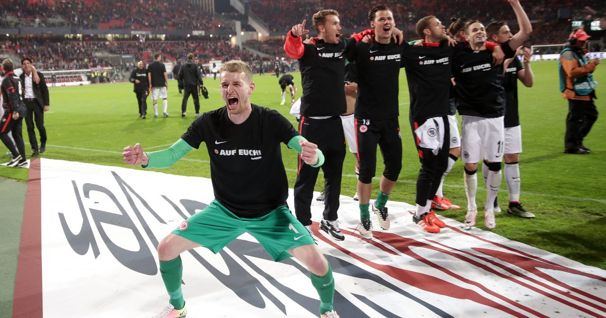 Die Mannschaft feiert dein Klassenerhalt vor der Kurve der mitgereisten Fans.