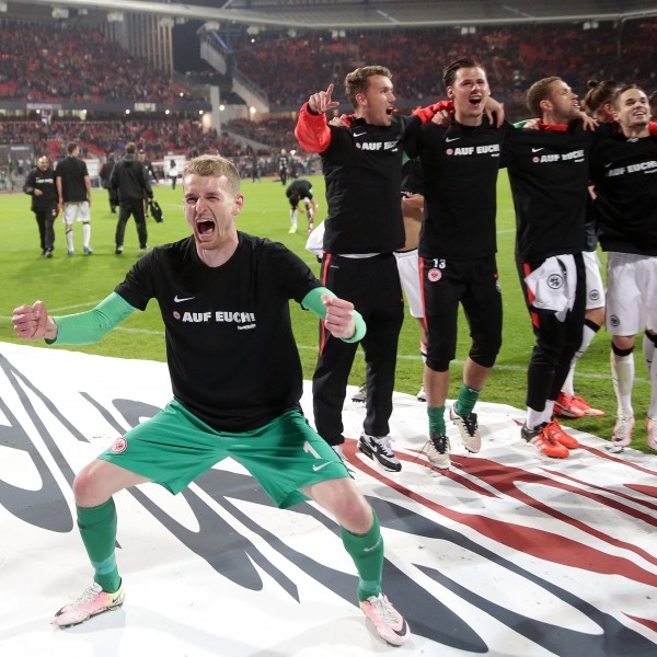 Die Mannschaft feiert dein Klassenerhalt vor der Kurve der mitgereisten Fans.