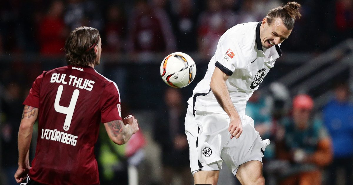 Alexander Meier im Zweikampf mit Dave Bulthuis beim Relegationsspiel in Nürnberg