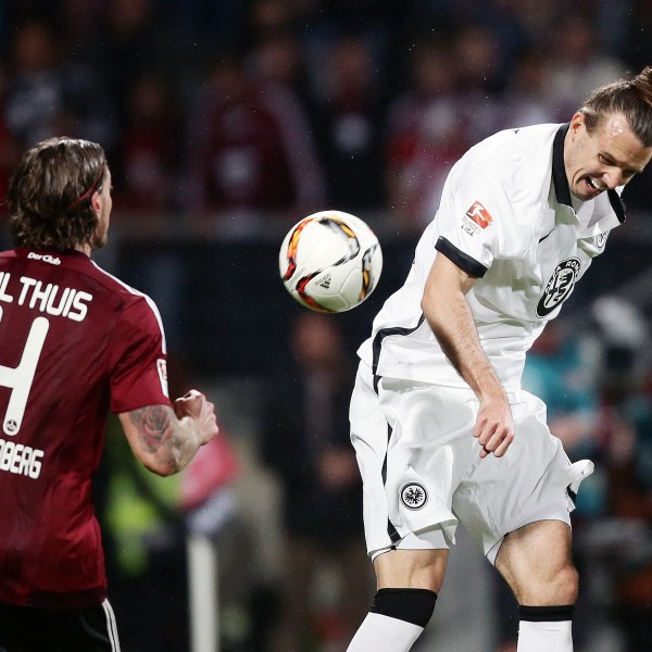 Alexander Meier im Zweikampf mit Dave Bulthuis beim Relegationsspiel in Nürnberg